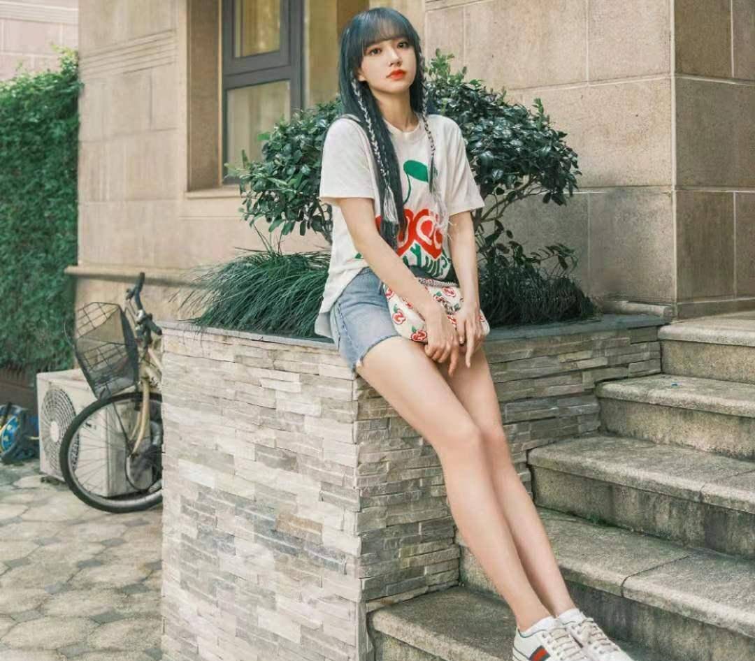 有一种"时尚过猛"叫程潇,长腿美足太吸睛,冯提莫新造型太迷人_身材