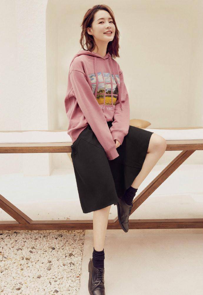 14岁李嫣罕见公开正脸,穿卫衣大胆秀筷子腿,模样越来越像王菲_女生_好