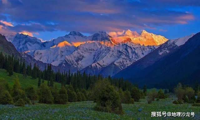 天山山脉的三大主峰:托木尔峰、汗腾格里峰和博格达峰_我国_东西_冰川
