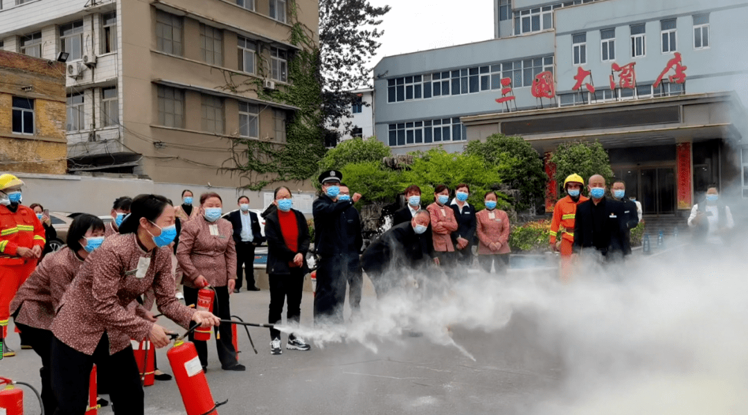 许昌三国大酒店举办消防 反恐实战演练_员工_进行_疏散