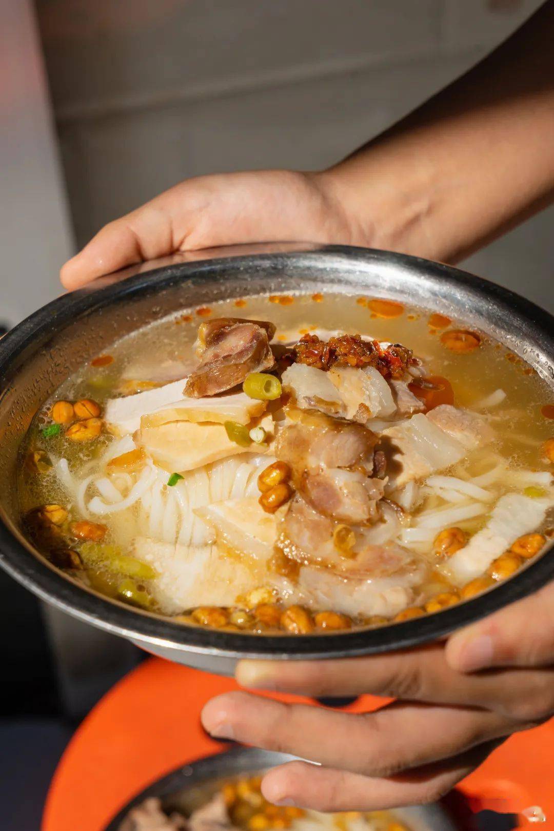 五花脆皮肉肥的部分占比较多,但不油腻,脆皮酥香可口.