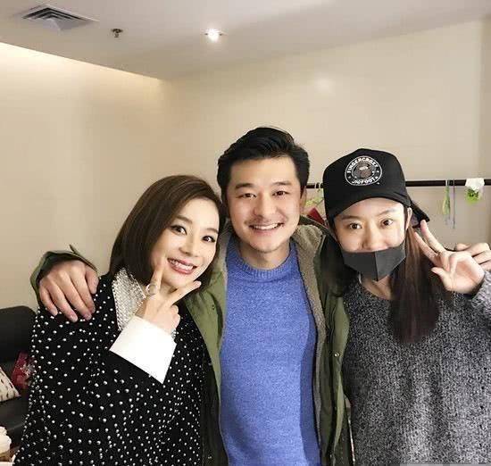 袁姗姗健身被偶遇,合影竟然被碾压,她的面容松弛素人还很清纯!