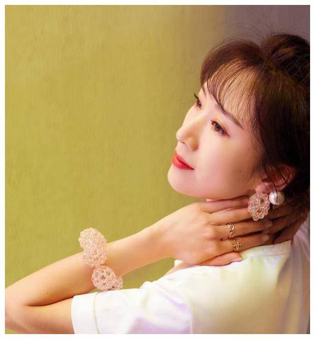 李念终于换发型,白t恤搭半身裙,蜈蚣辫发型选对了,时髦太多!