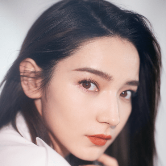 嘉行女艺人晒侧颜照,鼻子高挺,颜值不输于热巴!_代斯_电影_唐嫣