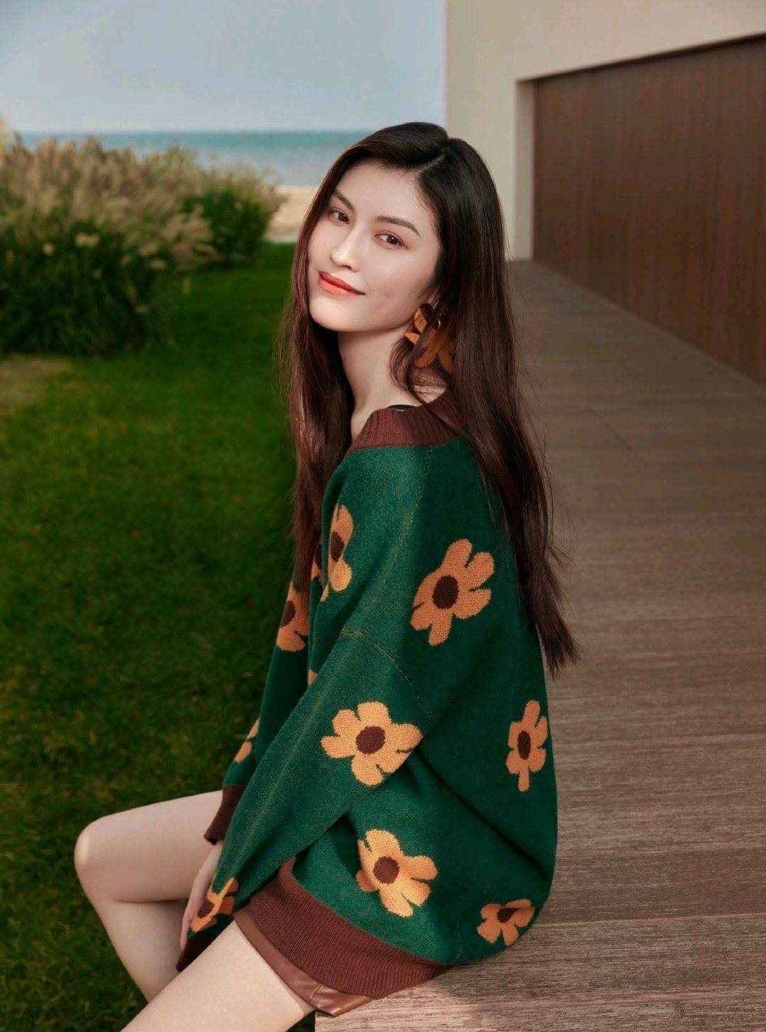 何穗不愧是超模,驾驭墨绿色针织衫毫无压力,时尚又高级_的设计_风格