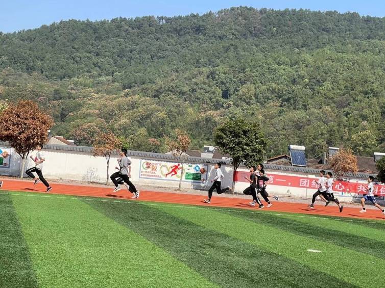 澧县甘溪滩镇中学举行第58届校园田径运动会_比赛_腾空_精神