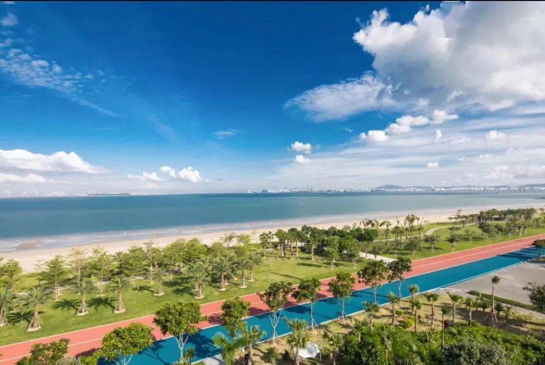 除了孤独树后田彩虹沙滩的黄金沙滩,彩虹跑道蓝色懒人雕塑,红色风车等