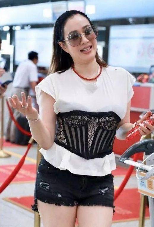 钟丽缇的"胖"也是一种美,用宽松t恤叠穿束腰,效果意外很时髦_风格