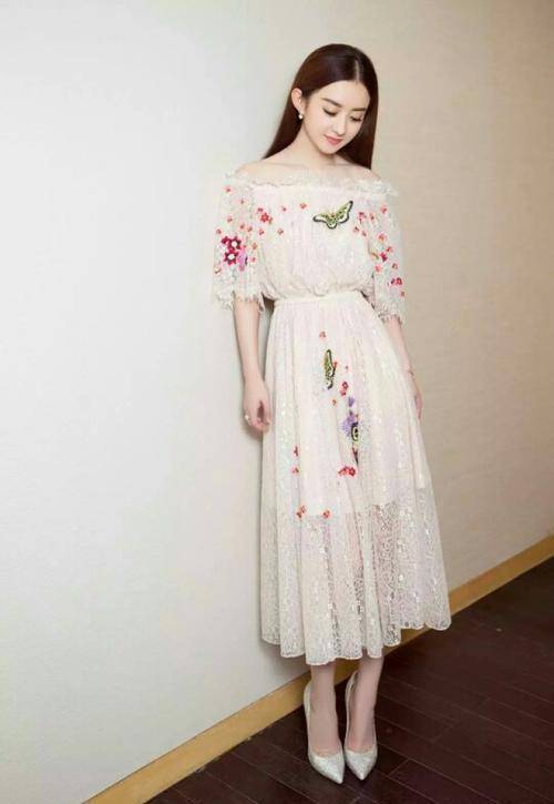 赵丽颖终于时尚一回,穿西装裙配短裤玩下衣失踪,黑长发俏皮减龄_白色