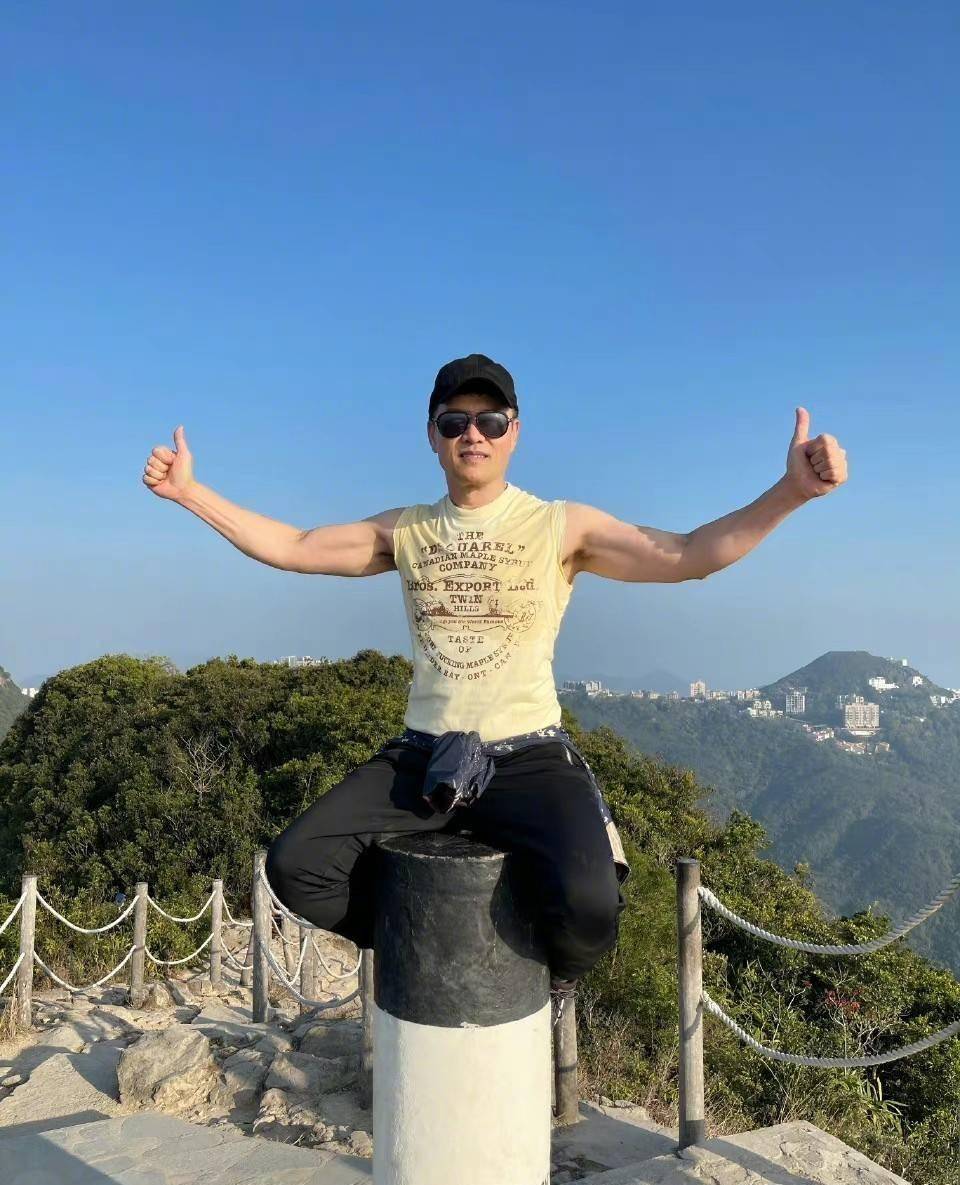 这次吕良伟发布的和妻子爬山的照片,让很多的网友又一次地被他冻龄般