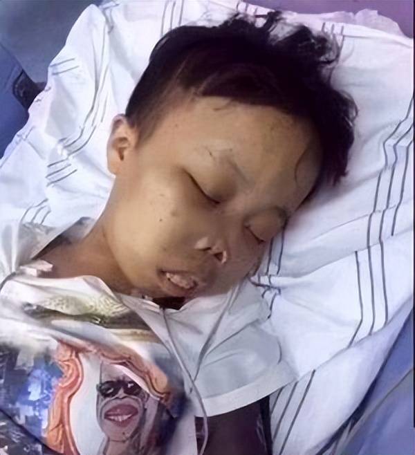 网红陈山宣布复出,24岁靠卖丑赚5亿身价,被封杀后扬言找女朋友_直播