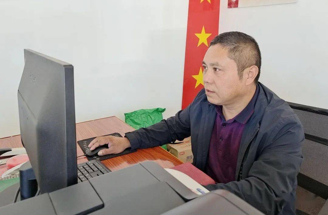 10月13日上午,记者来到黄沙镇彭桥村采访,在该村4000平方米的大棚蔬菜