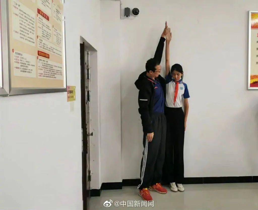 12岁小学生 12岁小学生1.9米！曝光后，网友妈妈们都去问到底是吃了啥？_孩子_身高_家长