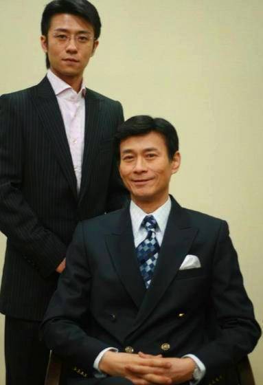 73岁郑少秋近况曝光,与小17岁妻子逛超市被拍,小三成真爱画面甜蜜又