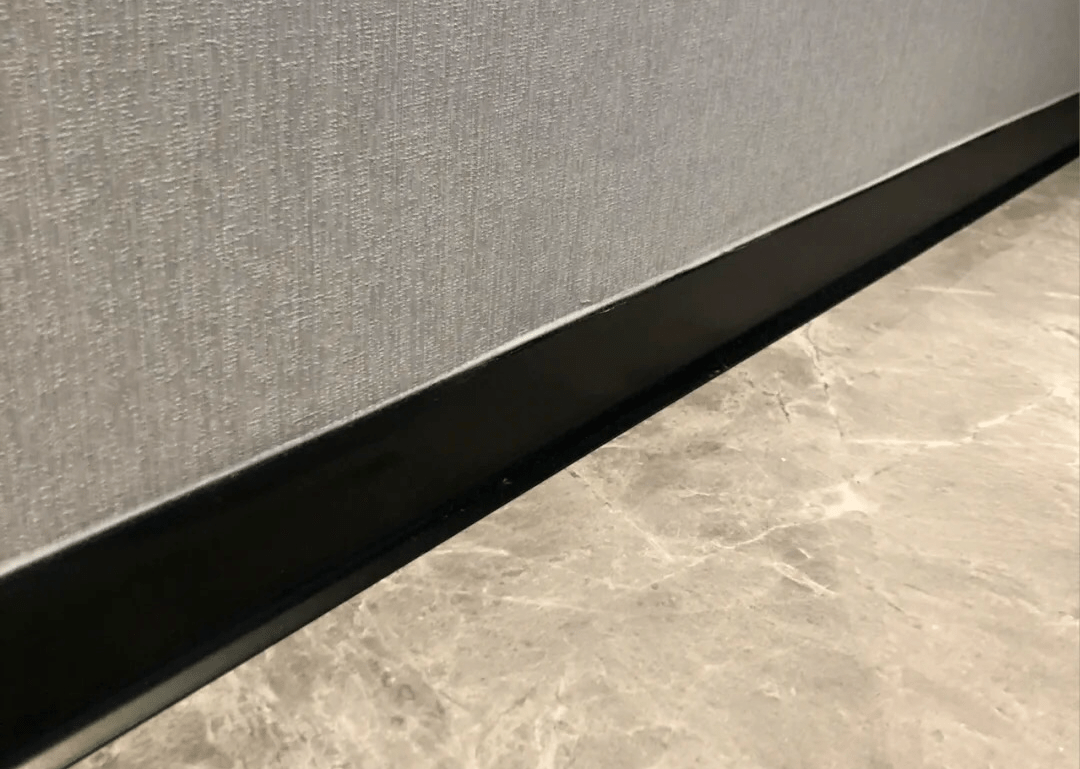 不装极窄踢脚线,要装正常踢脚线