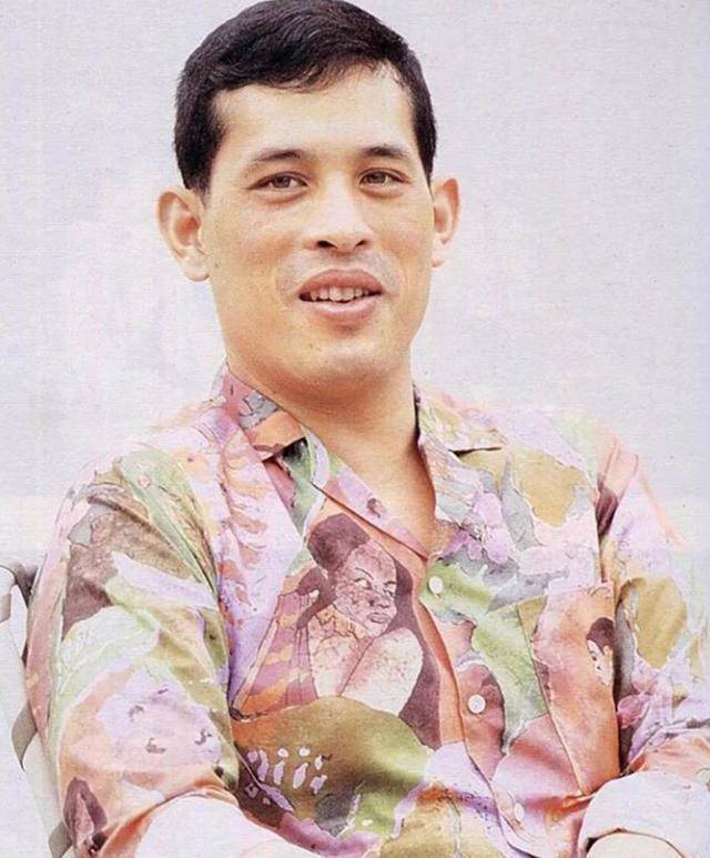 后来,泰王又迷上了背心,但他选择的背心并不是普通