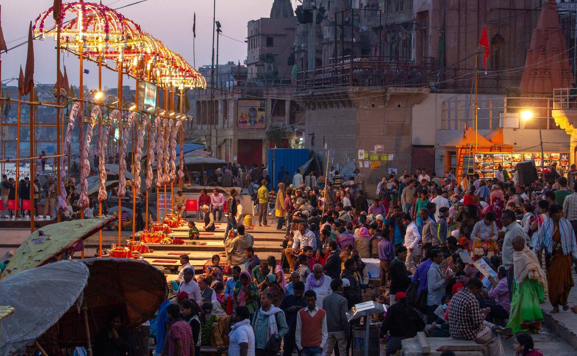 印度圣城瓦拉纳西，恒河边古老而神秘的夜祭仪式，数千年从未间断