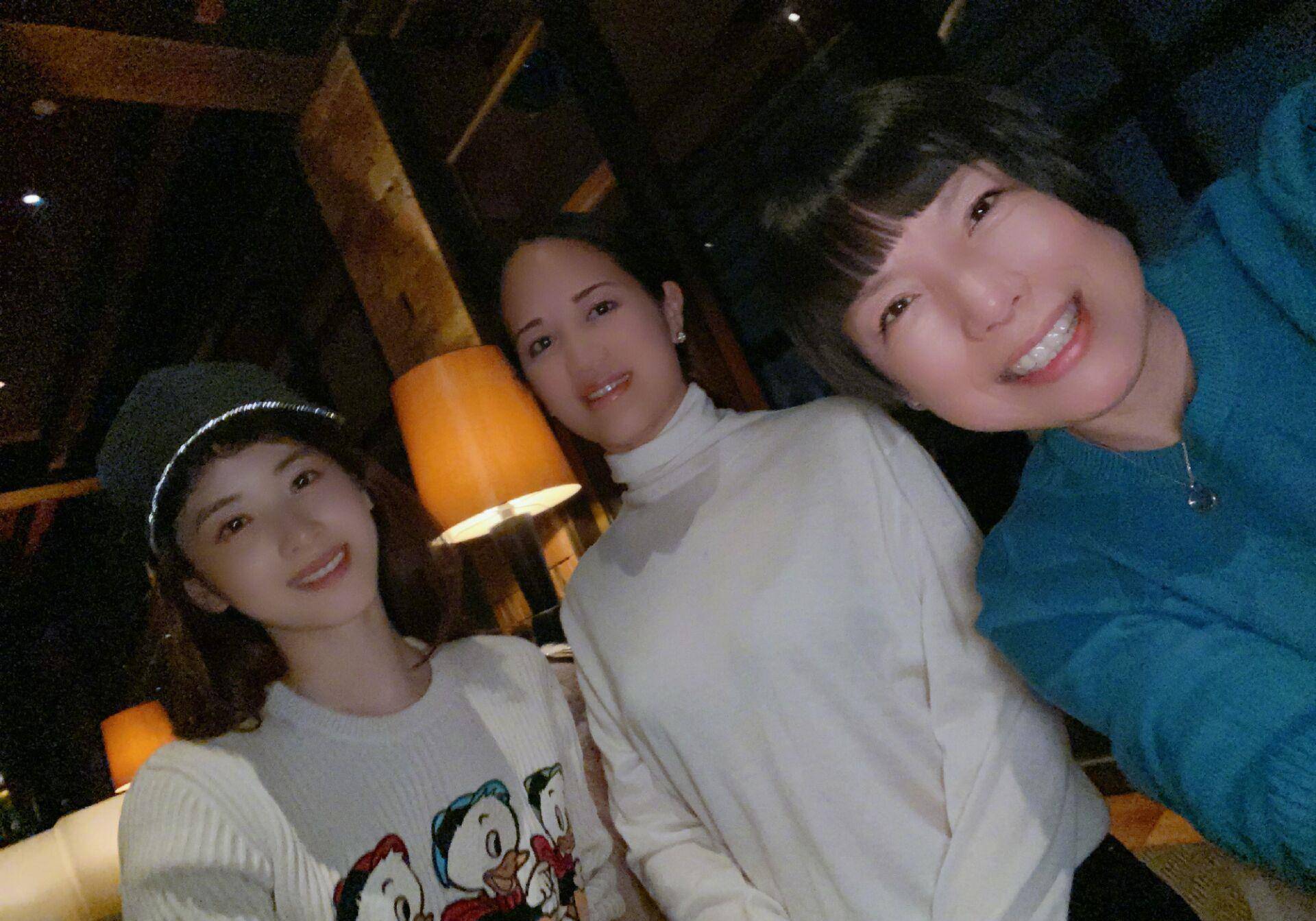 27岁章泽天近照曝光参加名媛聚会穿卡通毛衣化淡妆依旧是焦点