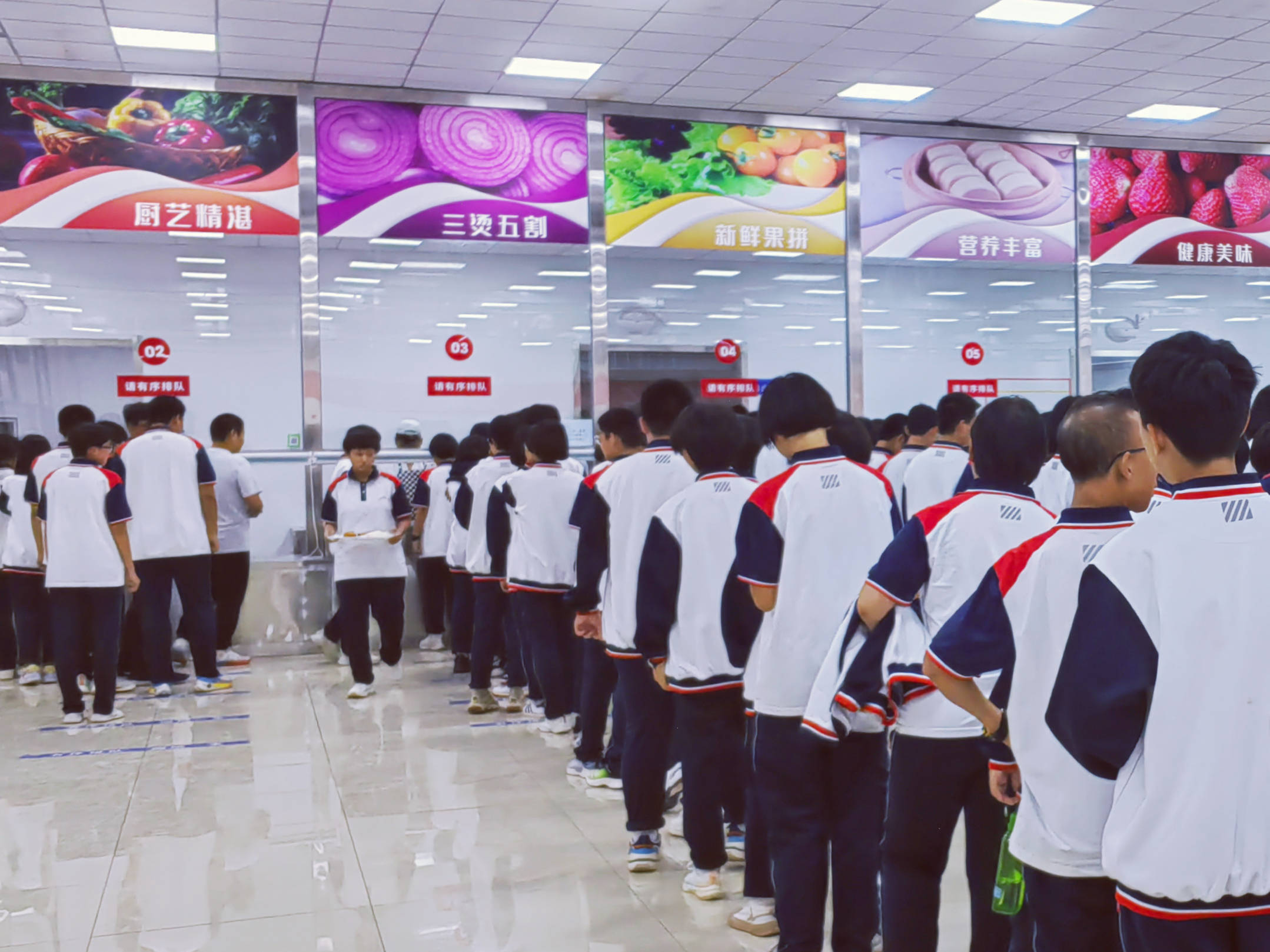 正行为 学规范 养习惯——自立中学开展行为规范月活动_校服_按要求