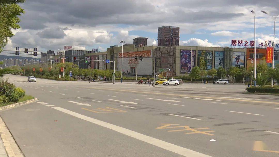 《云南省道路交通安全条例》法律法规规定,我市结合保山中心城区道路