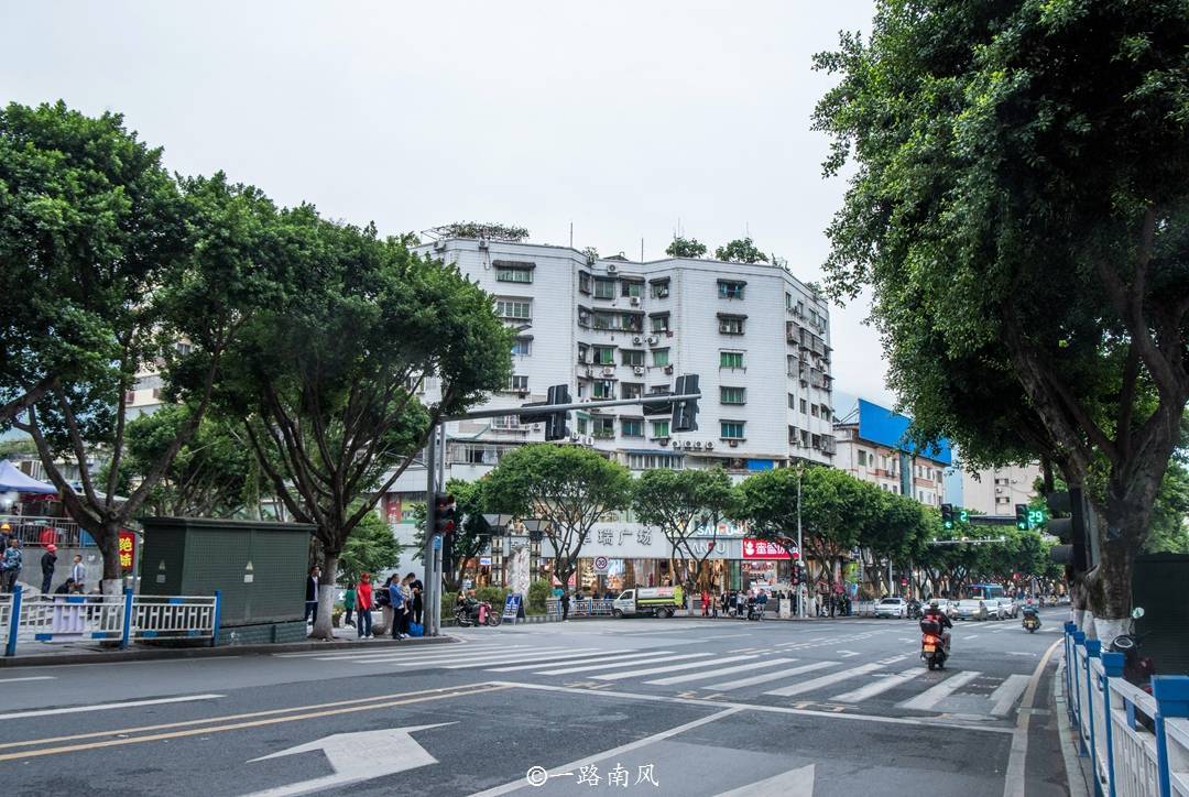 依山傍水风景好,几十万就可以买一套房子