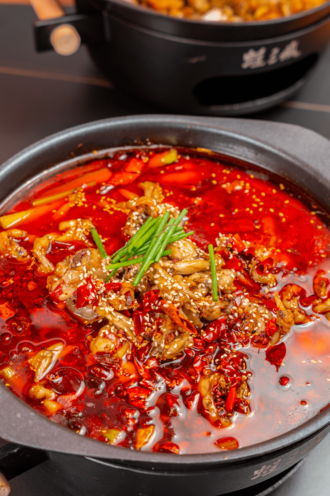 把蛙蛙和辅菜稍微吃掉一些就能往里加汤,让干锅变火锅,有滋有味的汤底