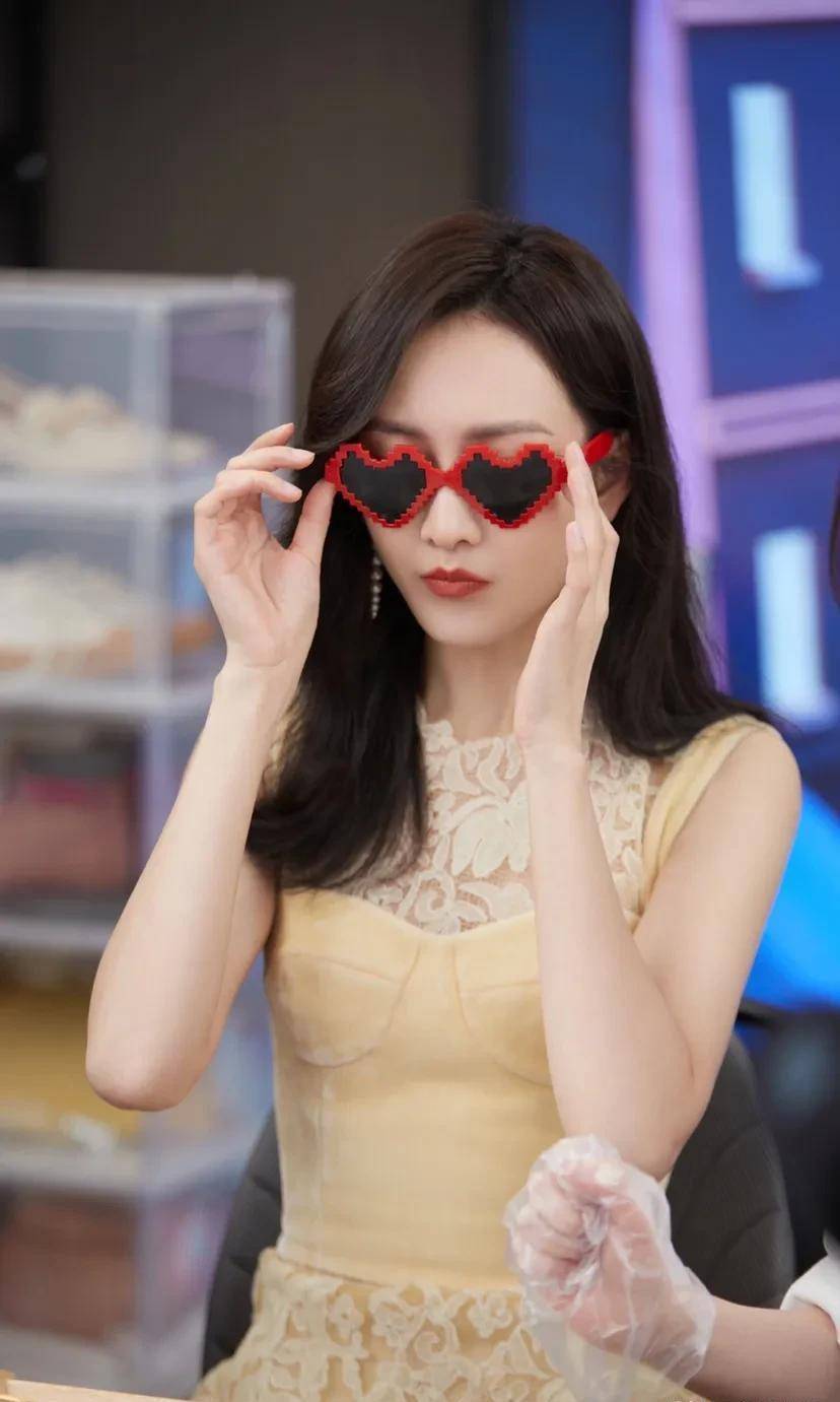 为了证明,这就是王鸥本人,我放一张她没带墨镜的照片吧.