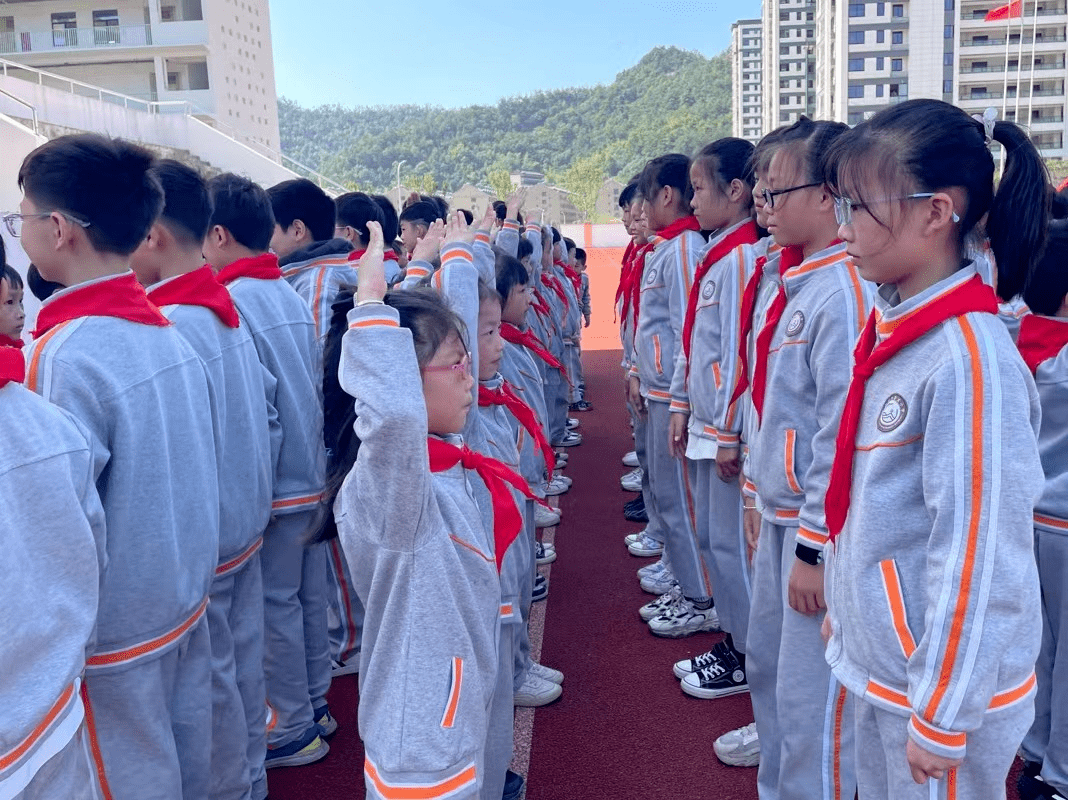 温岭市各级少先队组织开展建队日主题系列活动①_入队_小学_少先