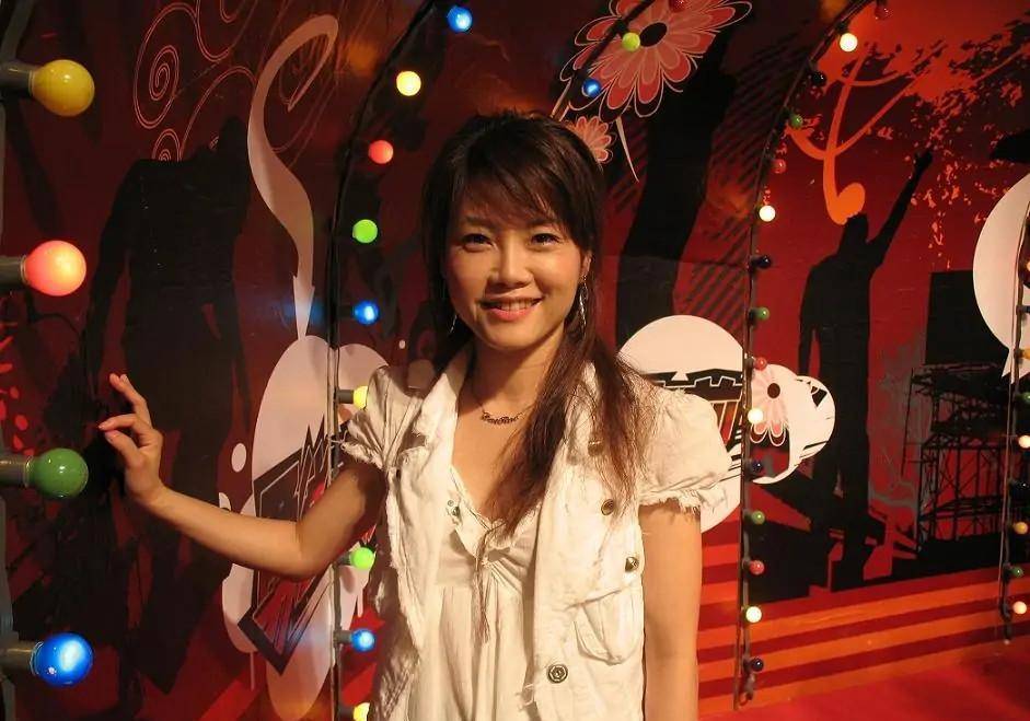 歌星戴娆:张国立御用歌手,遭生父上告,35岁嫁清华学霸获幸福_父母