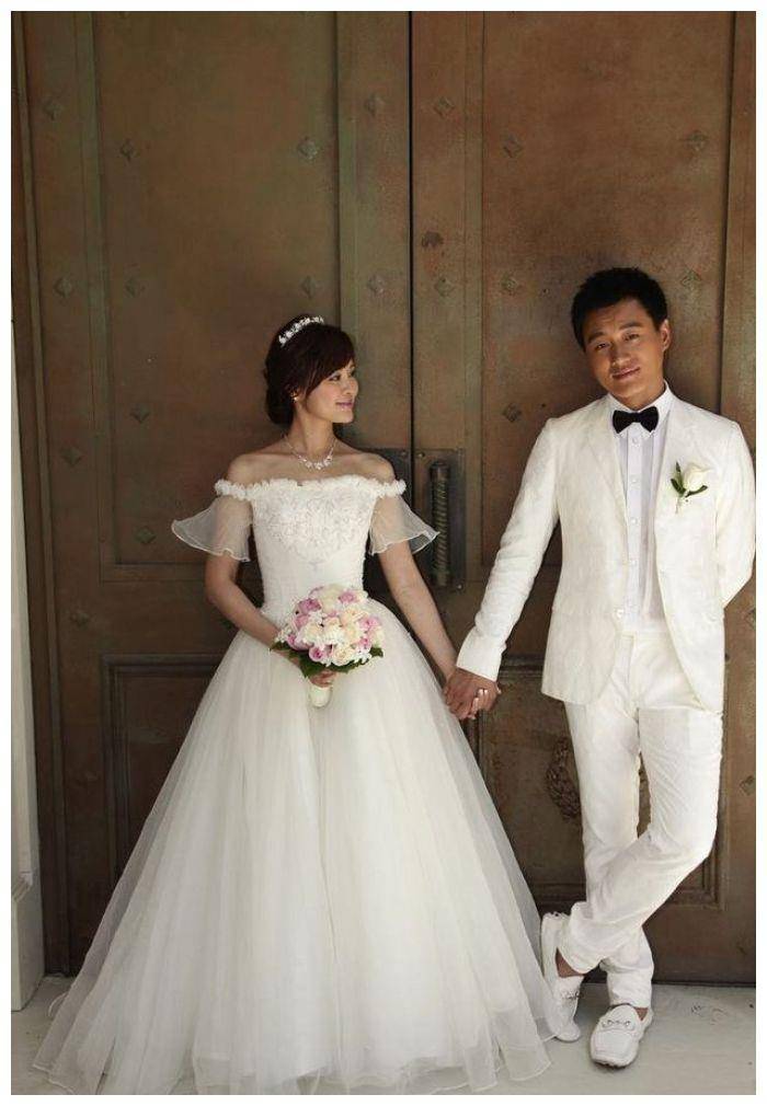 关悦佟大为又拍婚纱照,40岁关悦换四套礼服,美得优雅_穿着_气质_粉色