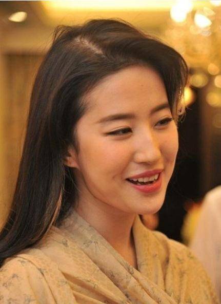 但没有谁能够抵挡住岁月的轻视,随着年龄的增长,刘亦菲也慢慢有了一些