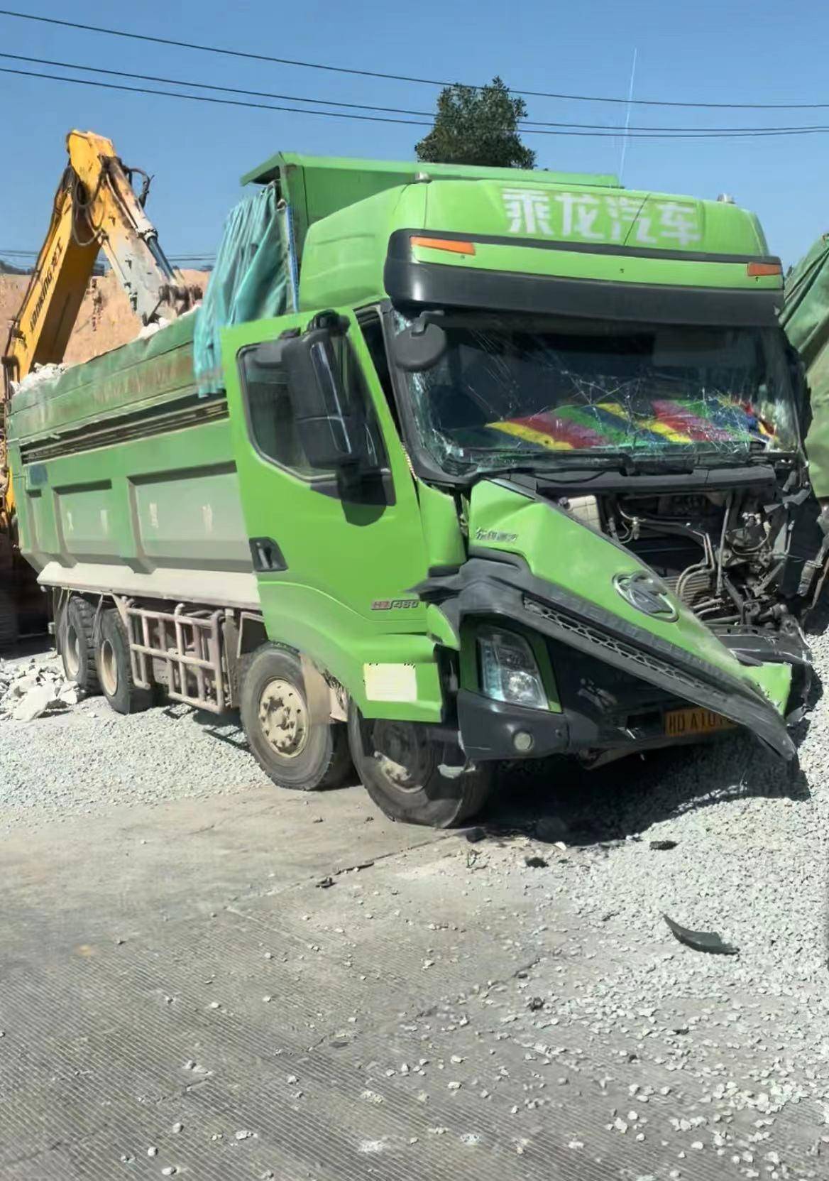 昨日下午,龙圩区凤凰城路口两辆大货车相撞,造成现场塞车_石子_路段