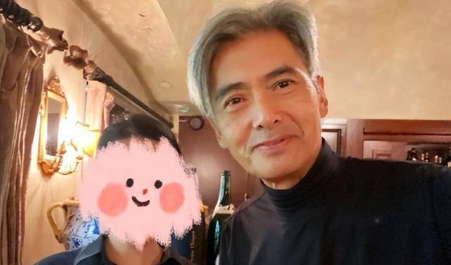 67岁周润发现身,满头的白发和皱纹,儒雅平和被赞正气_网友_摄影展