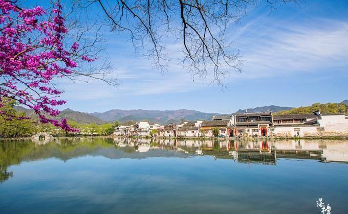 安徽皖南有一座被电影带火的古村，风景如画，每天吸引上万游客