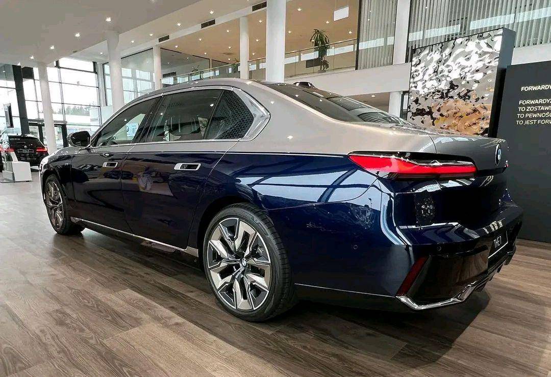 新旗舰诞生,宝马7系"双色车身"版亮相,4.