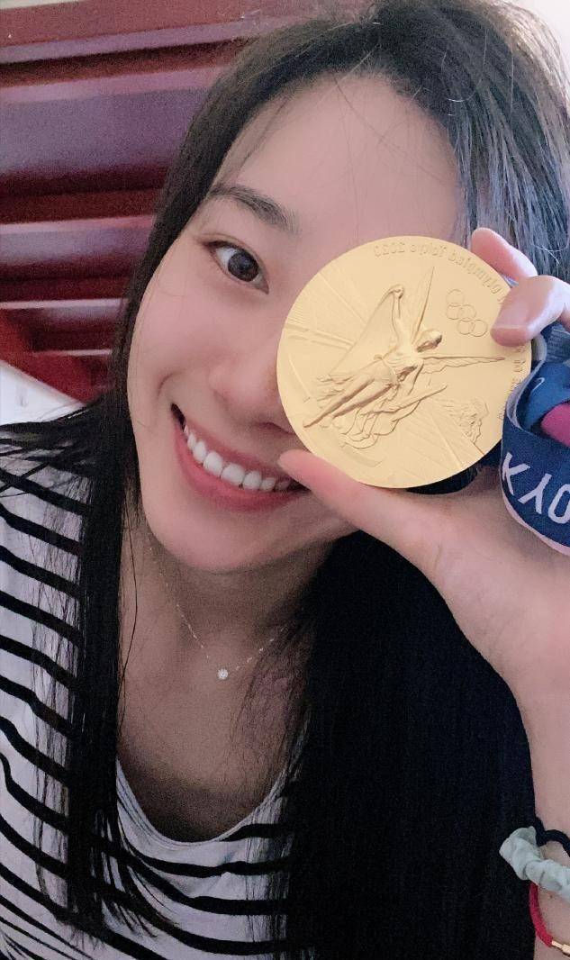 孙一文和金牌合照,巴掌小脸快被挡一半,素颜清秀堪称奥运女明星_气质