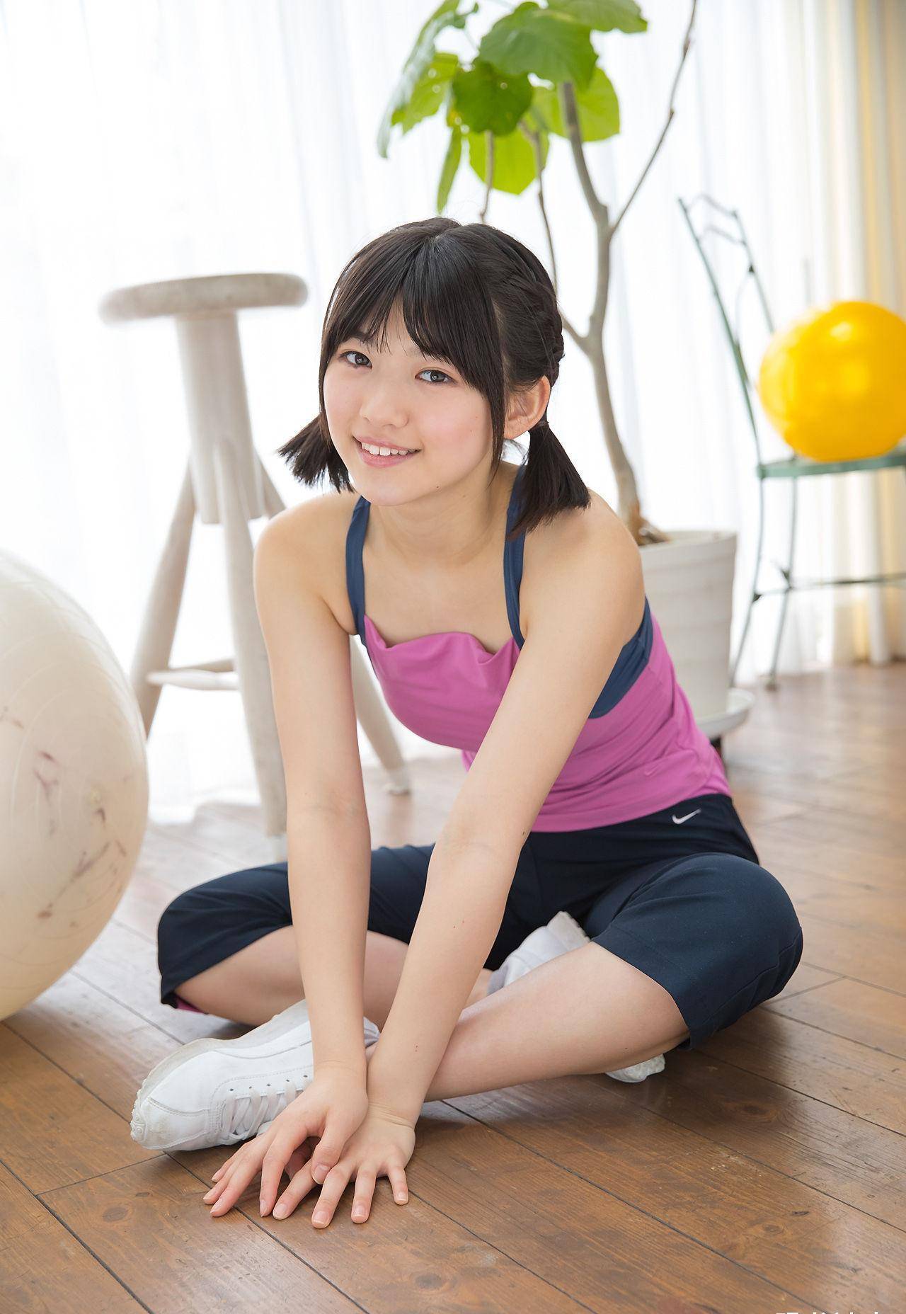 嘟嘟脸的双马尾女生,穿运动装的样子既可爱又青春_女孩子_样子_女生