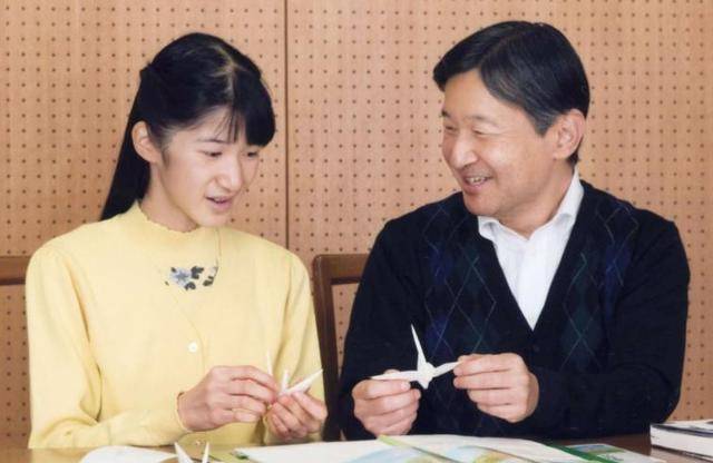 20岁爱子公主堪当大任,首次出席“亲蚕礼”,成天皇夫妇的骄傲_王室_一家_公务