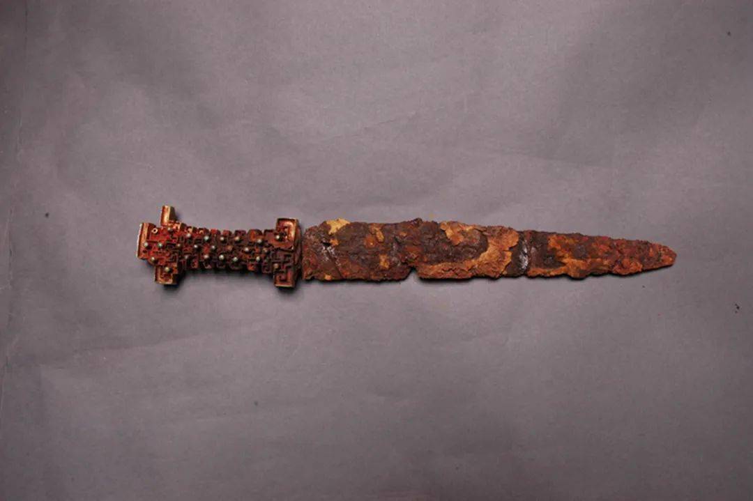 “秦剑之星”——嵌绿松石蟠虺纹金柄铁剑_秦国_宝鸡市_墓葬