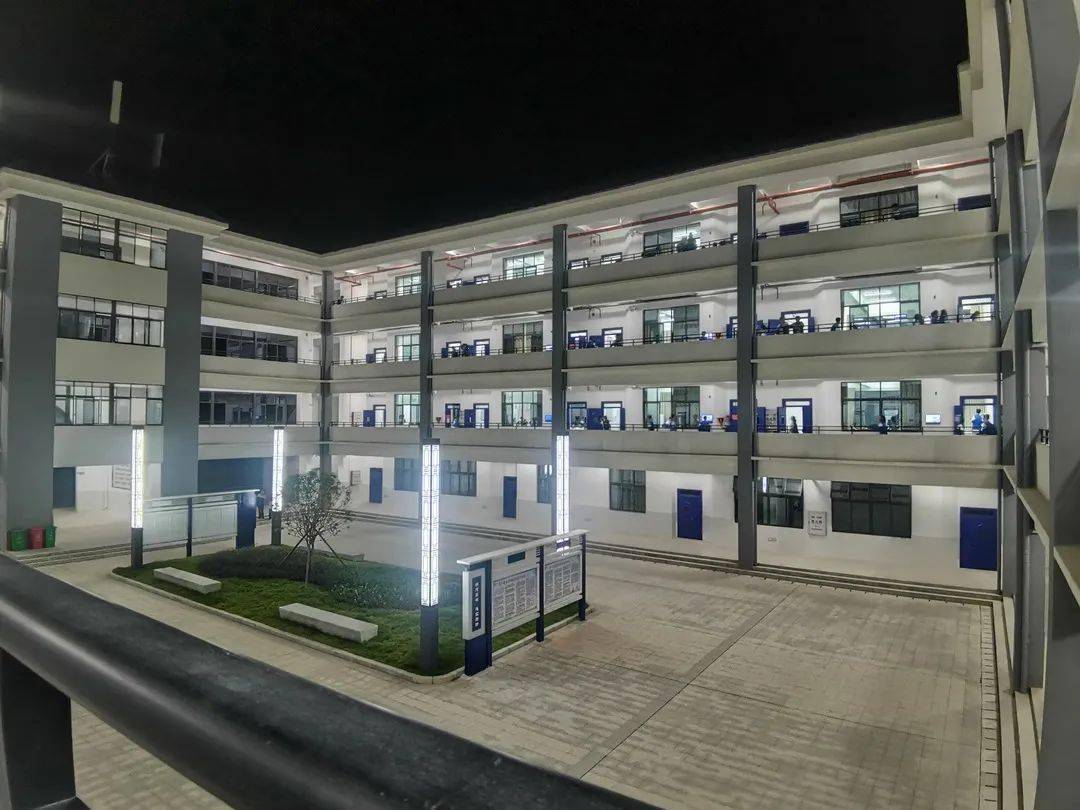 上犹中学南校区学子最真实的一天._南湖_阳光_教室