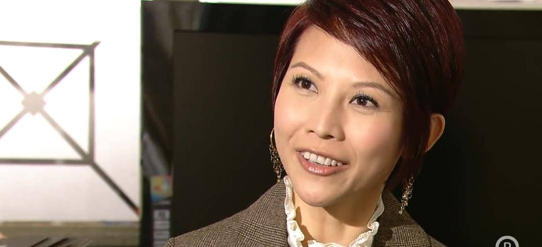 《珠光宝气》蔡少芬,甘愿下跪为他人穿鞋,才是搞事业的女强人_雅思