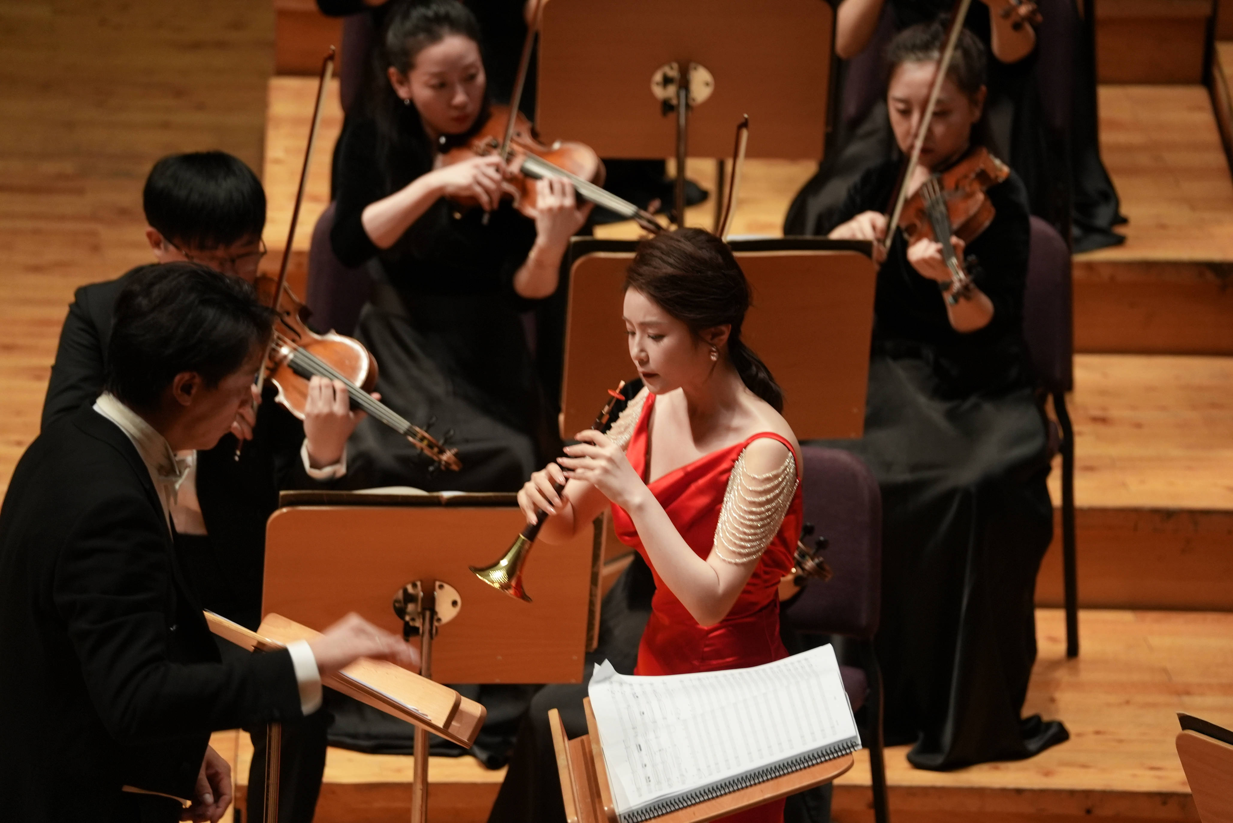 一脚在传统一脚在现代,刘雯雯唢呐协奏曲《一枝花》有何新意