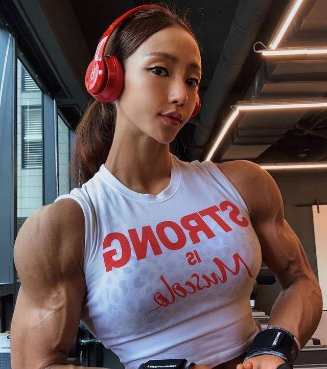 国外健美女星许一瑾,身材紧致凹凸有型,清纯小脸更显迷人魅力