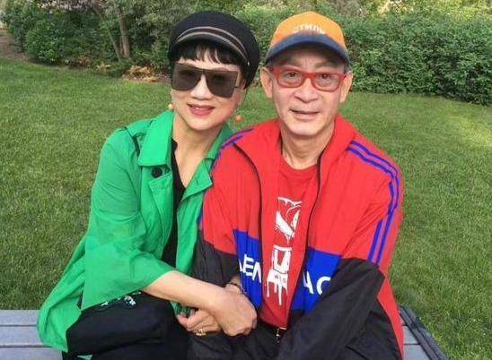 六小龄童夫妇结婚32年,"玉兔精"于虹被宠成公主,气质太好了吧_黑色