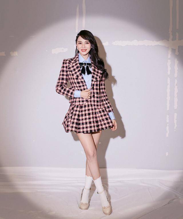 伊能静还是挺会穿的,穿格纹衬衫搭蓝色衬衫,穿成20岁的样子!