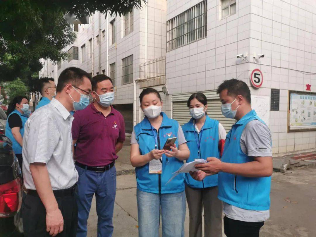要记得勤洗手,戴口罩,勤通风……"清晨7时,隆林各族自治县金钟山乡