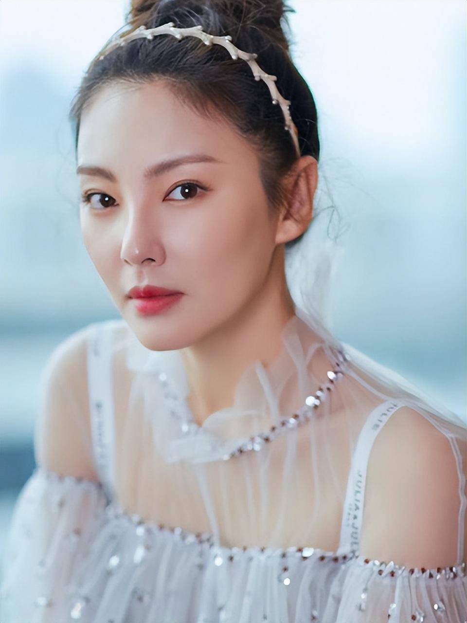 根据视频中的资料显示,张雨绮与男子在机场同时出现,男子推着两人的