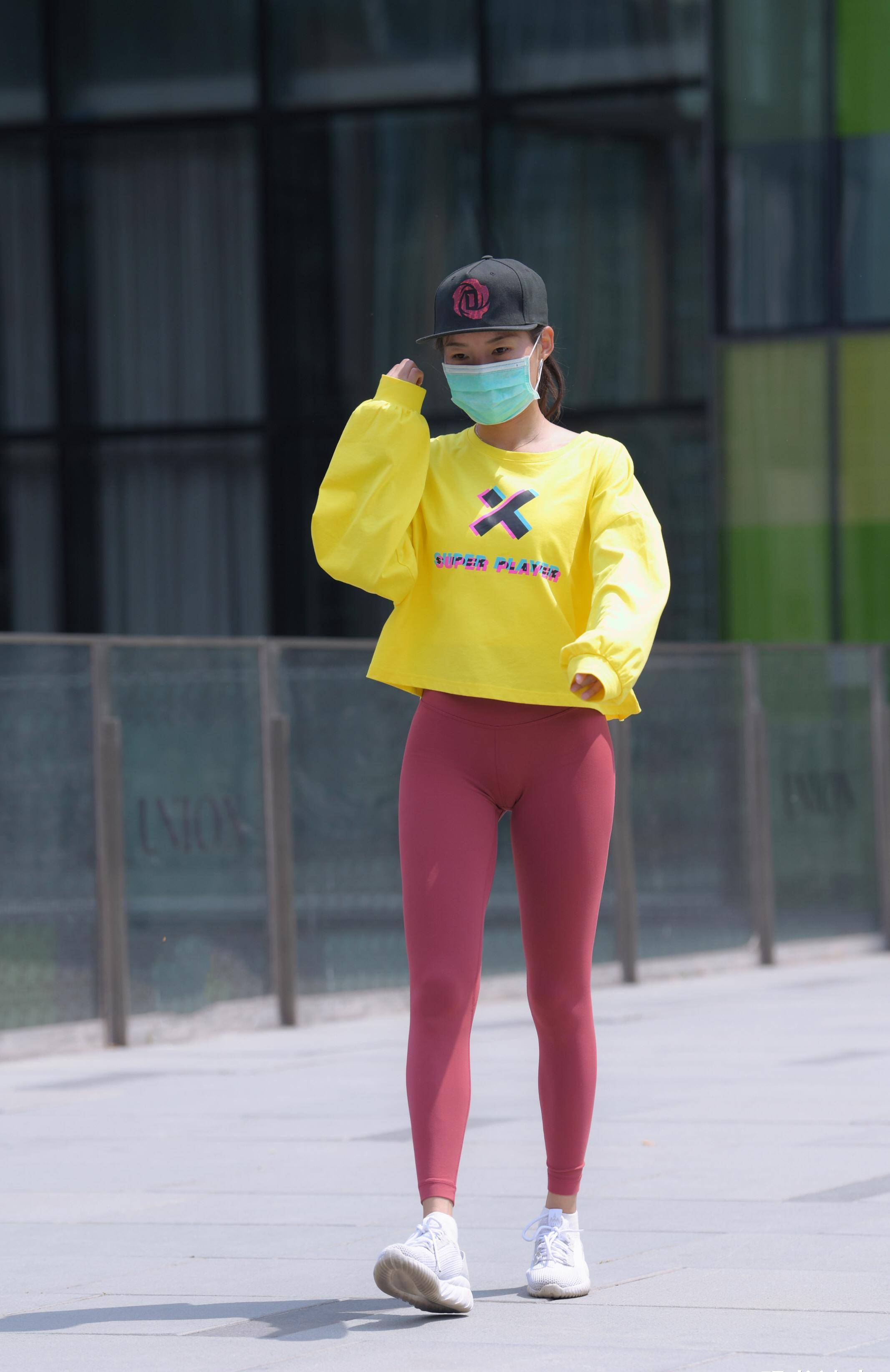 个人泳池里玩得欢快,路上走过一个穿瑜伽裤的妹子你又觉得吸引眼球了