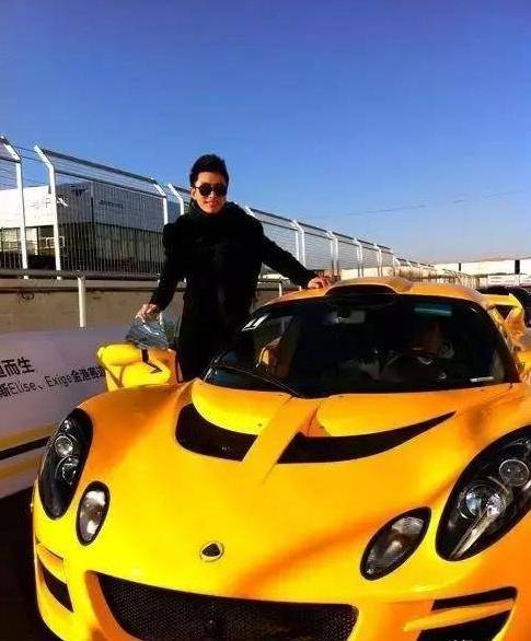 听闻李小璐去看阅兵,贾乃亮在阅兵期间开跑车从长安街中间横穿而过