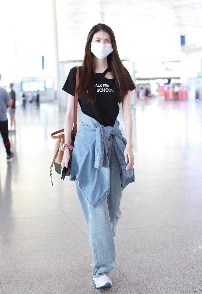 马雅舒不愧是吴奇隆的前妻,黑色polo衫配牛仔裤,猜不出年龄_身材_方面